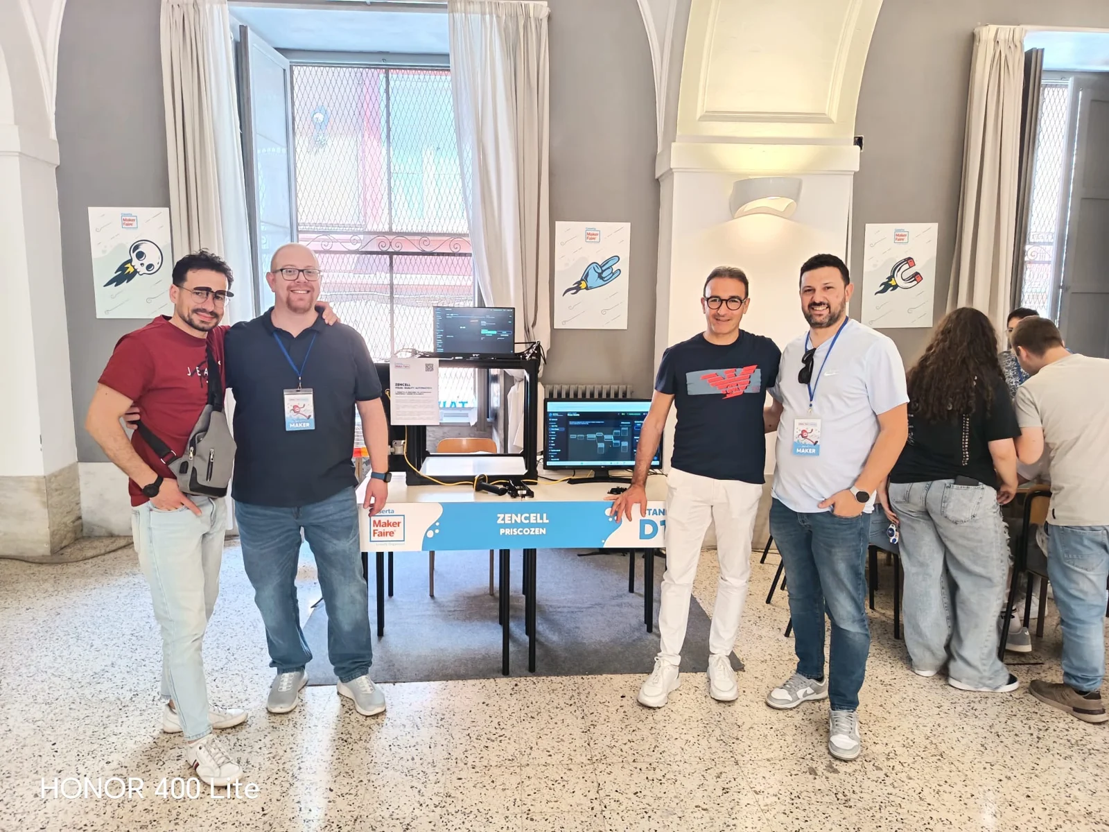 Foto di gruppo accanto a ZenCell alla Maker Faire Caserta 2026.