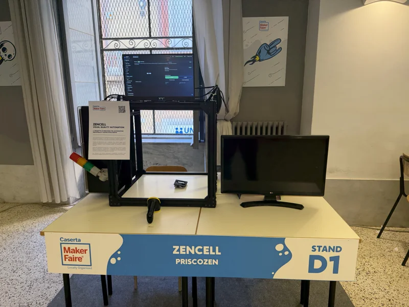 La cella ZenCell con i monitor allo stand D1 della Maker Faire Caserta 2026