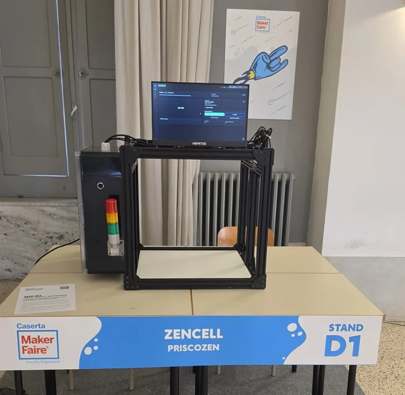 ZenCell allo stand D1, con monitor di controllo e colonna luminosa.