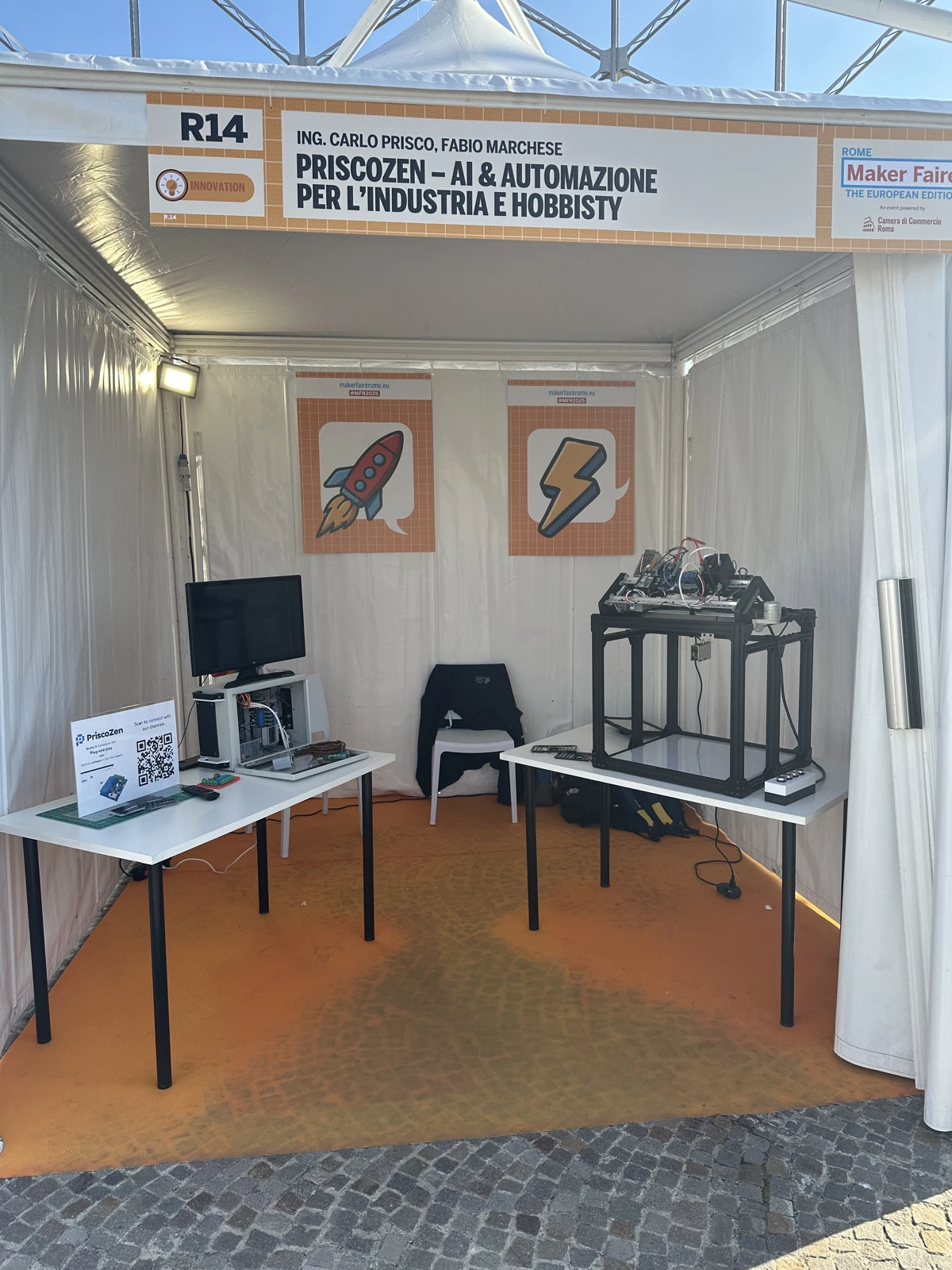 Lo stand R14 con i prototipi in esposizione