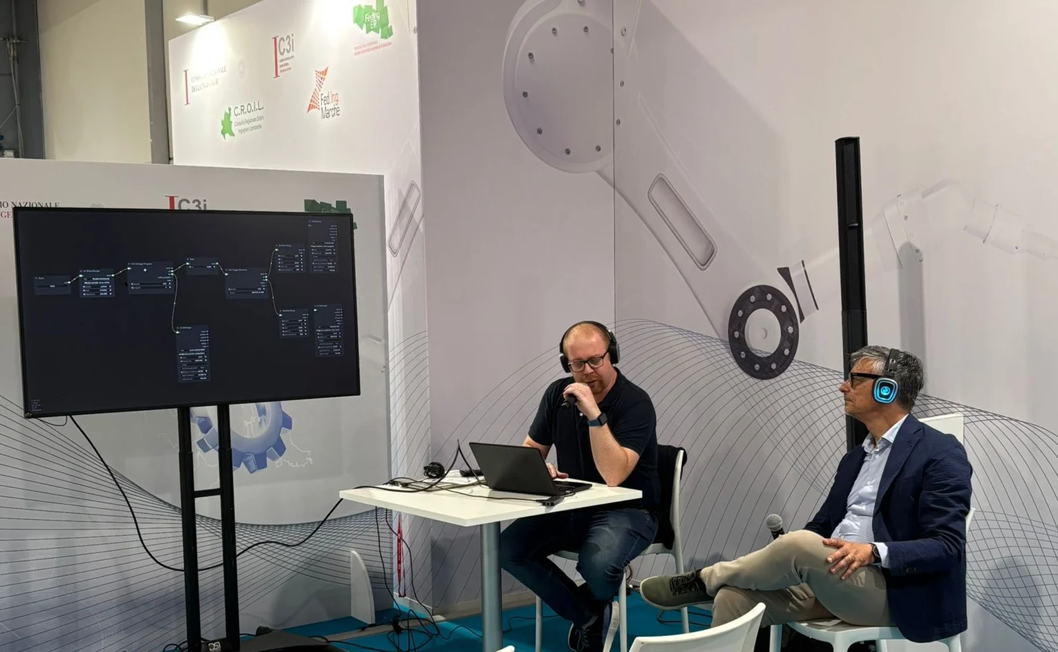 Presentazione di ZenCell a SPS Parma 2026, con il Flow Builder sul monitor
